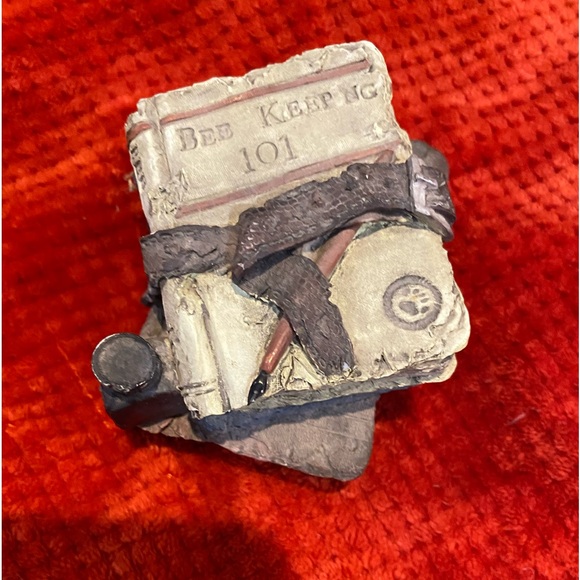 The Boyd's Collection Bee Keeping 101  Books Decor - Picture 1 of 4